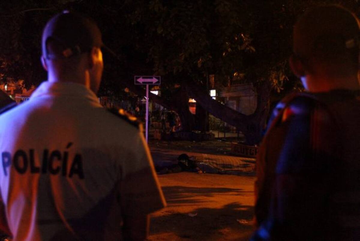 La Policía en el lugar del asesinato ocurrido en la madrugada de hoy domingo. EL UNIVERSAL