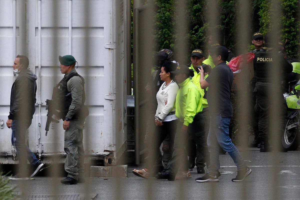 Una de los capturadas por el homicidio del fiscal paraguayo Marcelo Pecci es trasladada a Cartagena desde el búnker de la Fiscalía General de la Nación, en Medellín (Colombia). // EFE/Luis Eduardo Noriega A.