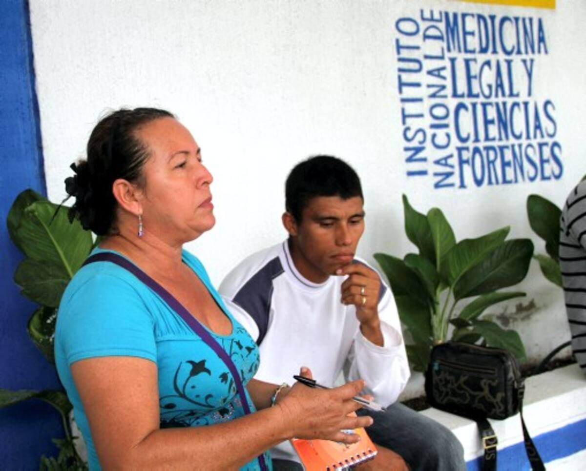 Rigoberto Quintana Babilonia, padre de la menor fallecida espera información en Medicina Legal. A su lado, su cuñada. ÓSCAR DÍAZ-EL UNIVERSAL