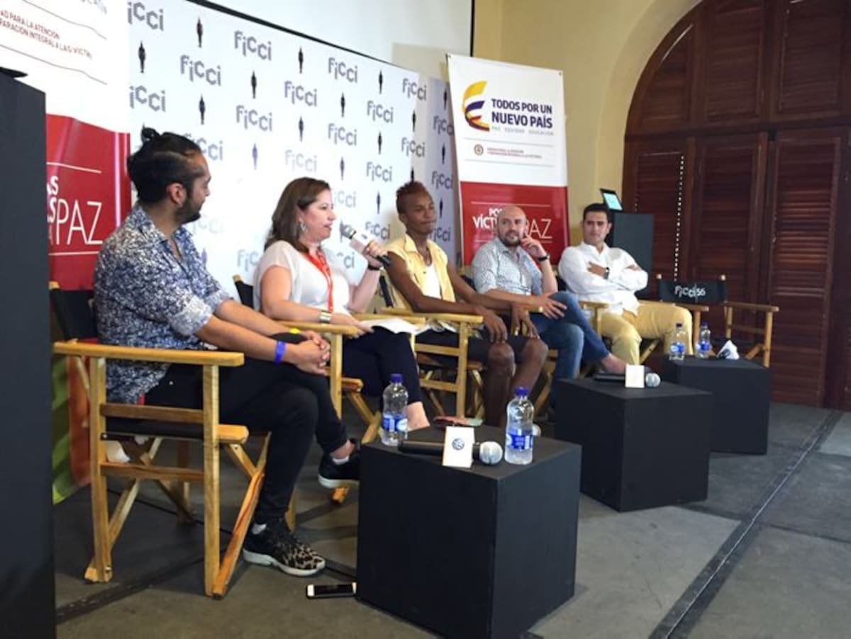 En el panel que se realizó en el marco del FICCI estuvo Luis Caraballo (Centro), vocero del proceso de Reparación en Libertad, acompañado de Antonio Alarcón y Paula Gaviria. Cortesía