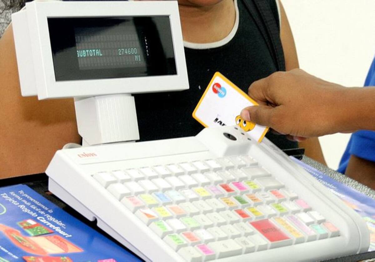 Los colombianos usan más las tarjetas para pagar sus compras que el efectivo. Julio Castaño El Universal