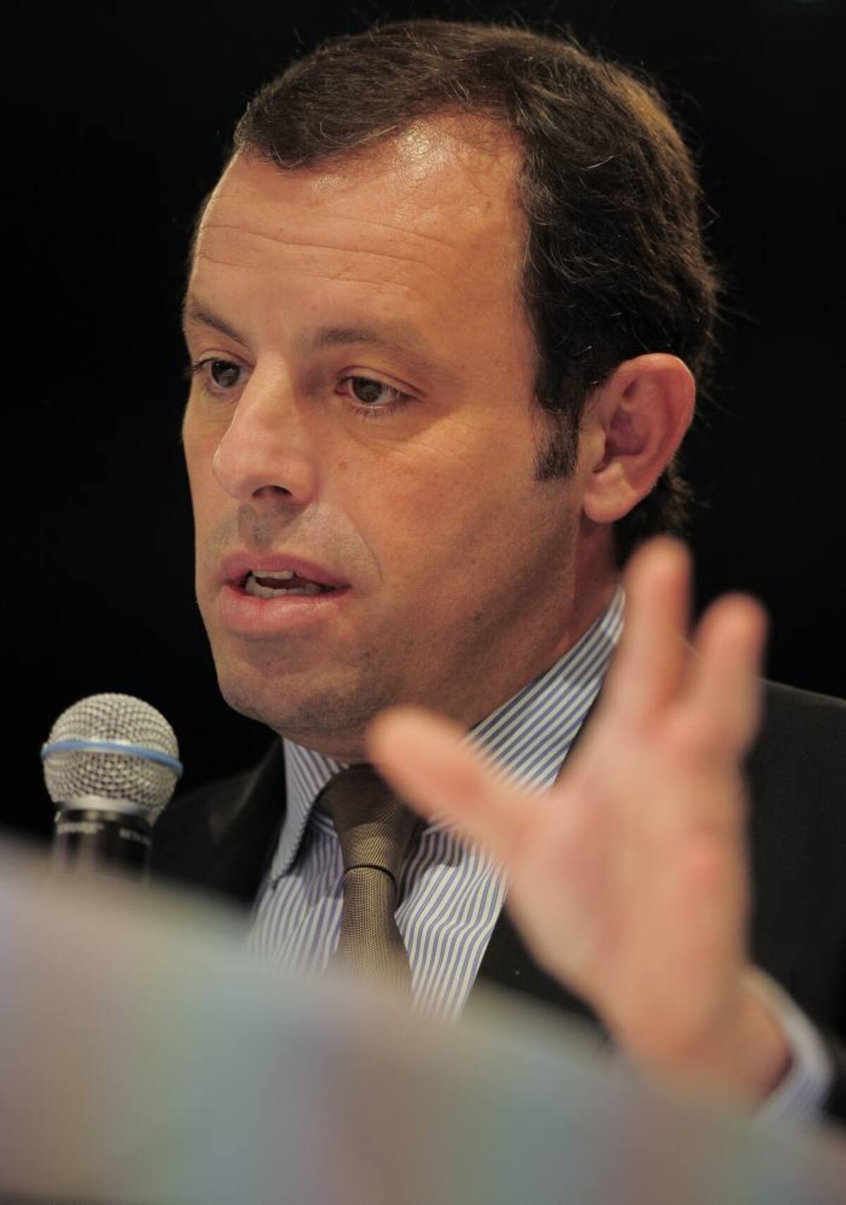 Sandro Rosell, presidente de Barcelona, dice que Messi es inocente. AFP