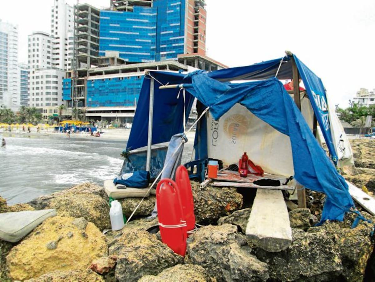 Esta era la improvisada 'torre de avistamiento' construida por los rescatistas sobre un tajamar. PEDRO TORRES, GENTE BAHÍA-EL UNIVERSAL
