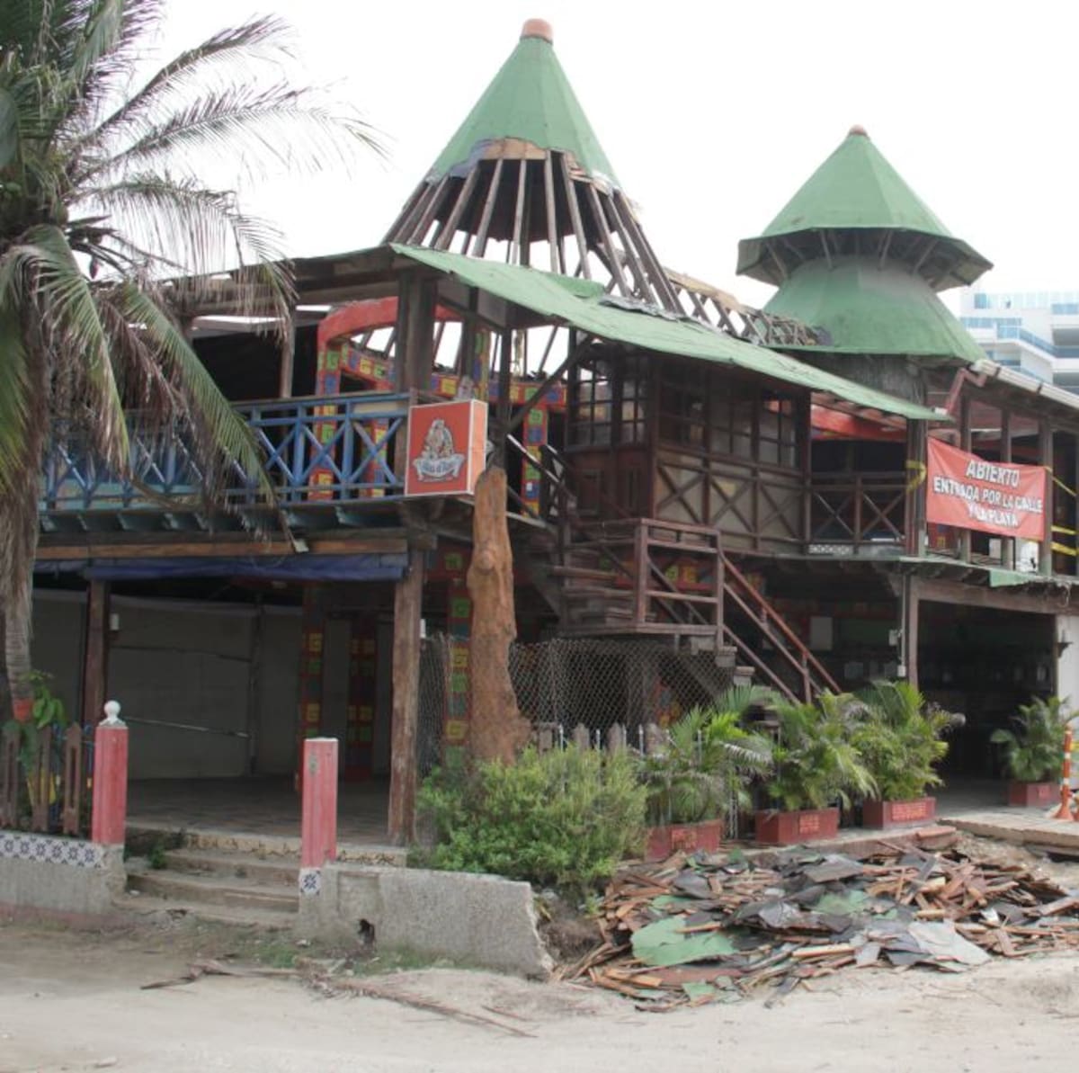 El restaurante Blas el Teso es uno de los que ha invadido zona de playa.