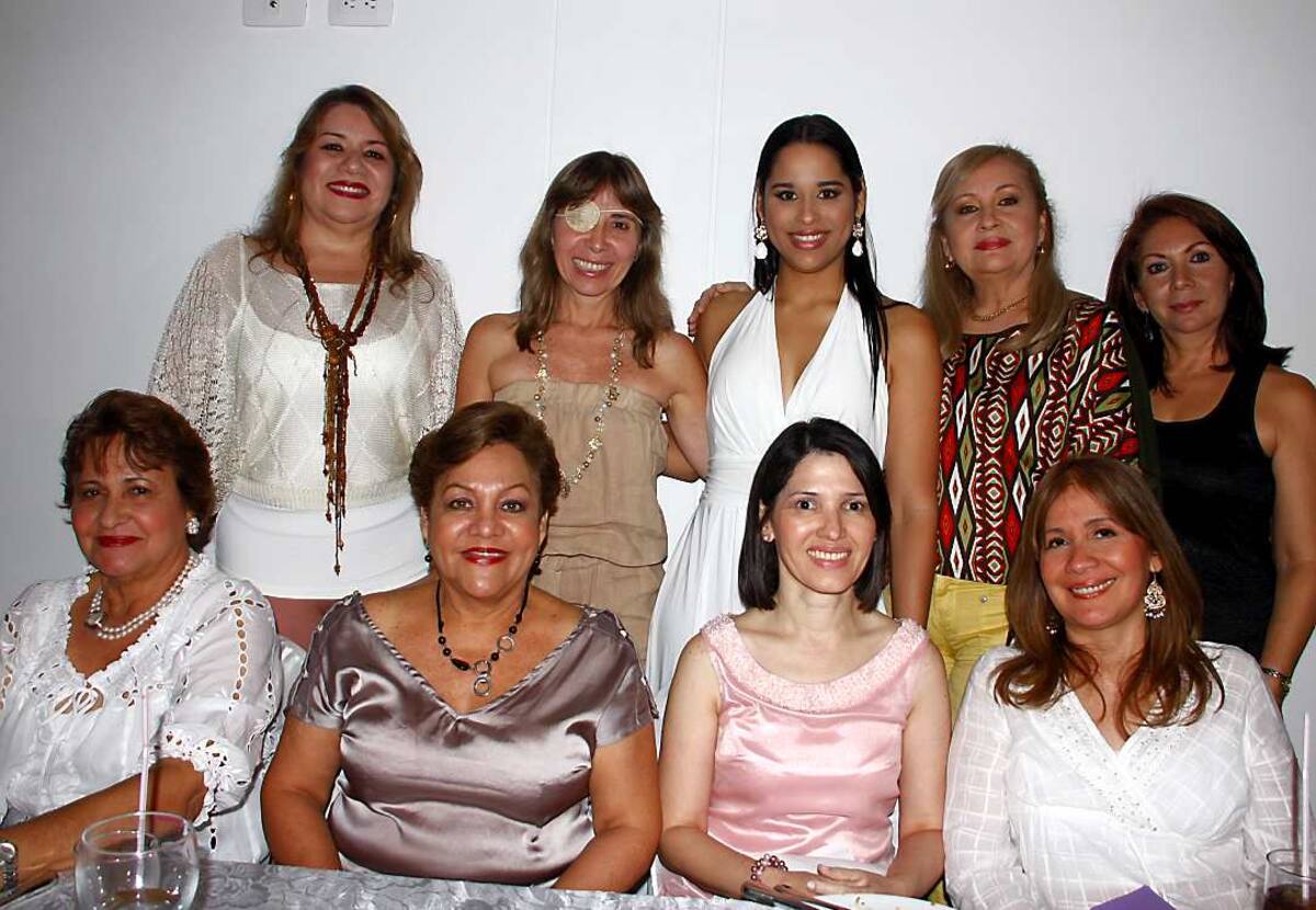 De pie: Gina Vélez de Vargas, Roxana Segovia; la novia Bibiana Vargas Yemail; Lucía Yemail de Vargas y Stella Yemail de Duque; sentadas: Natacha de González, Mary de Fortich, Blanca Peña de Flórez y Mercedes Vélez de Castillo. fotos: zenia valdelamar/el universal/