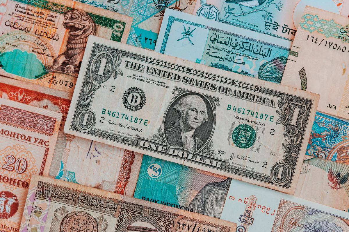 Así cerró este jueves el dólar: se mantuvo a abajo