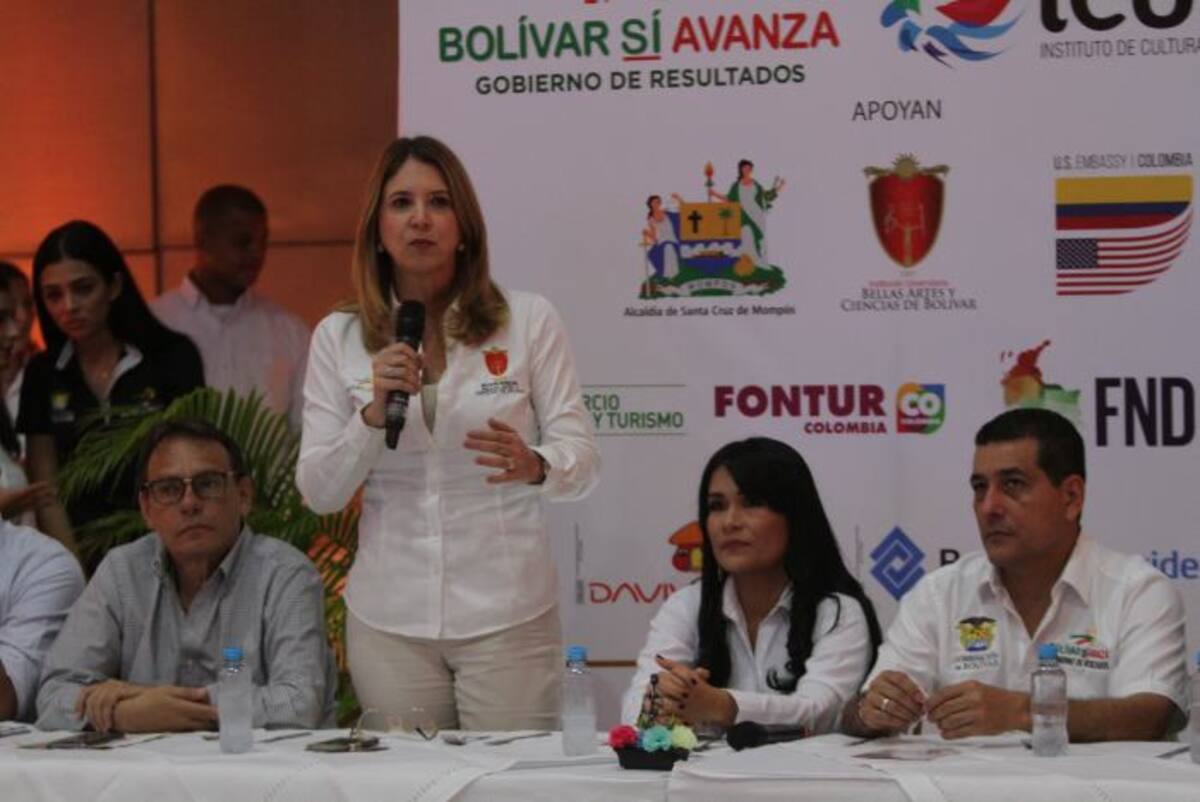 Lanzamiento del programa del Festijazz de Mompox: El gobernador Dumek Turbay, Lucy Espinosa, directora de Icultur y Sacra Nader, rectora de Unibac. Óscar Díaz-El Universal
