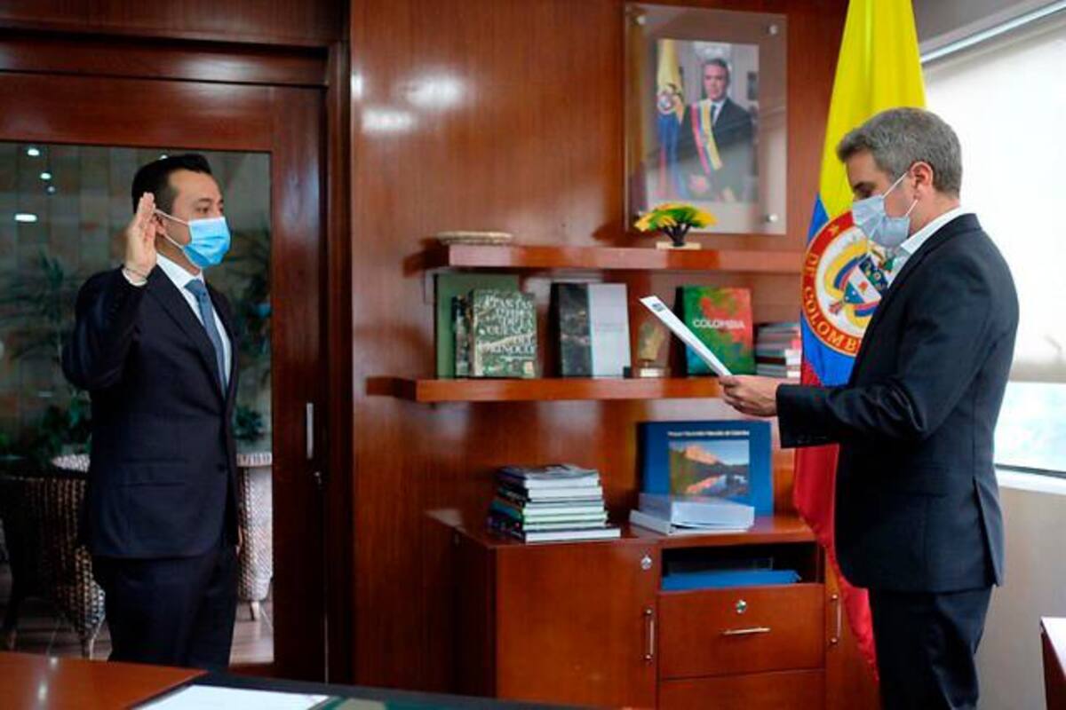 Pese a críticas, se posesionó Molano como director de Parques Nacionales