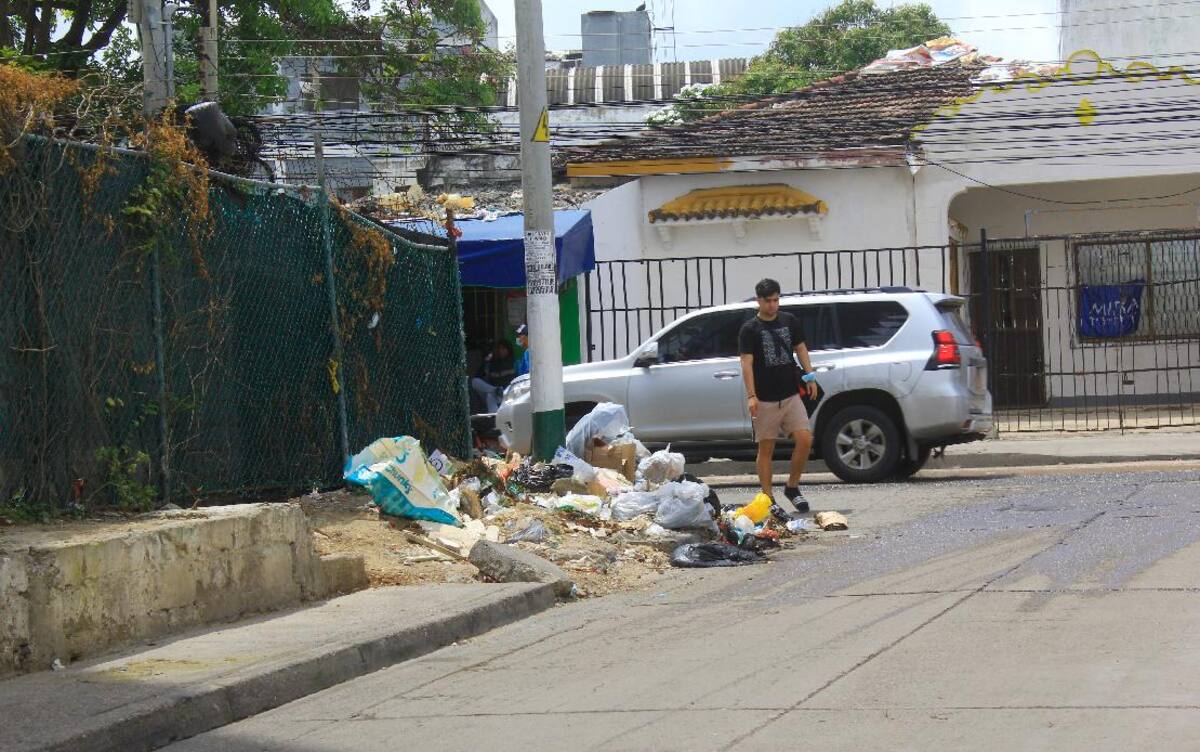 Vecinos de la construcción se quejan por la inseguridad y la insalubridad en la zona. // Julio Castaño Beltrán - El Universal