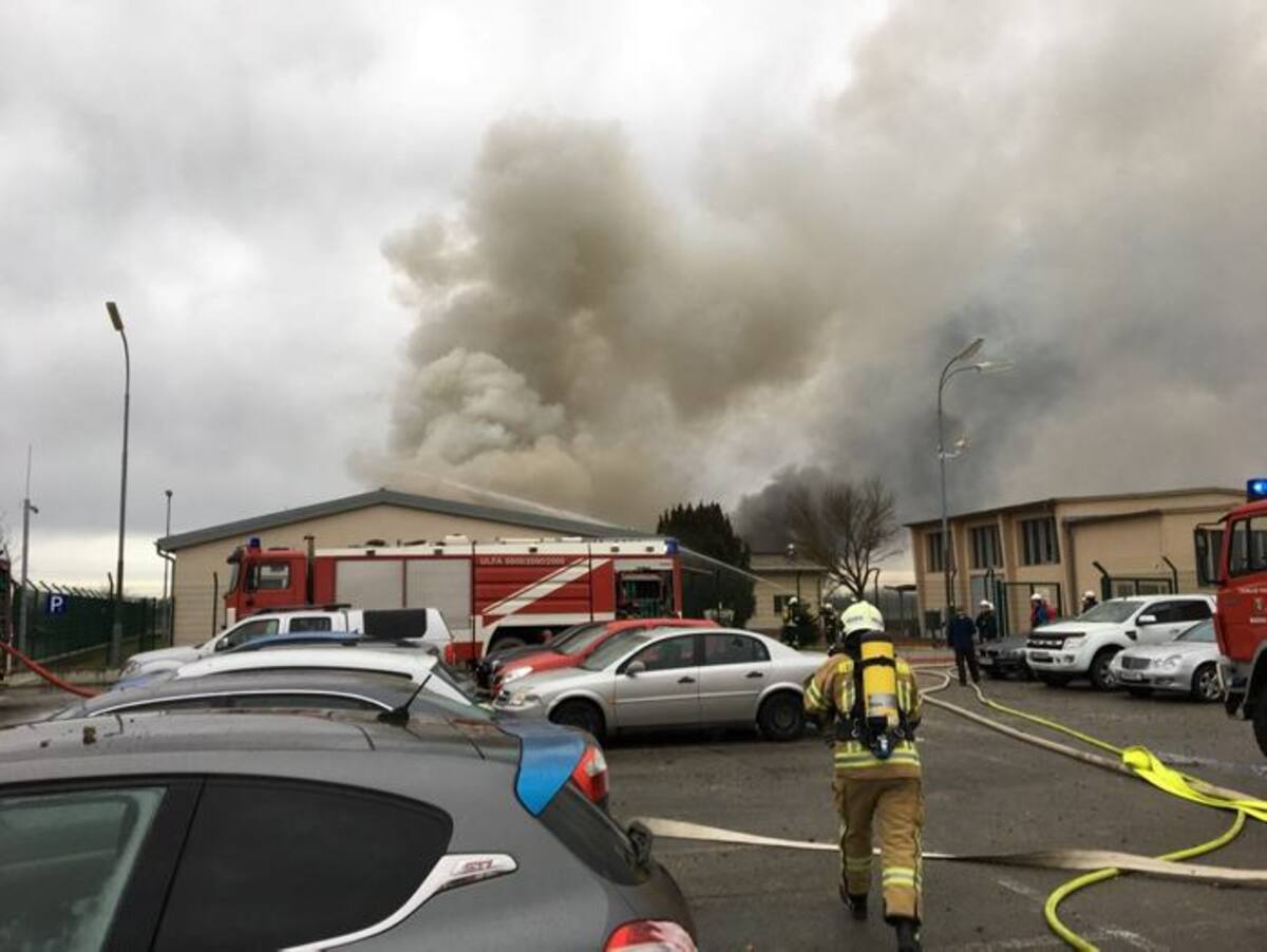 La fuerte explosión se produjo en una tubería de gas subterránea y provocó un incendio en seis edificios. EFE MOETZ / RKNOe HANDOUT