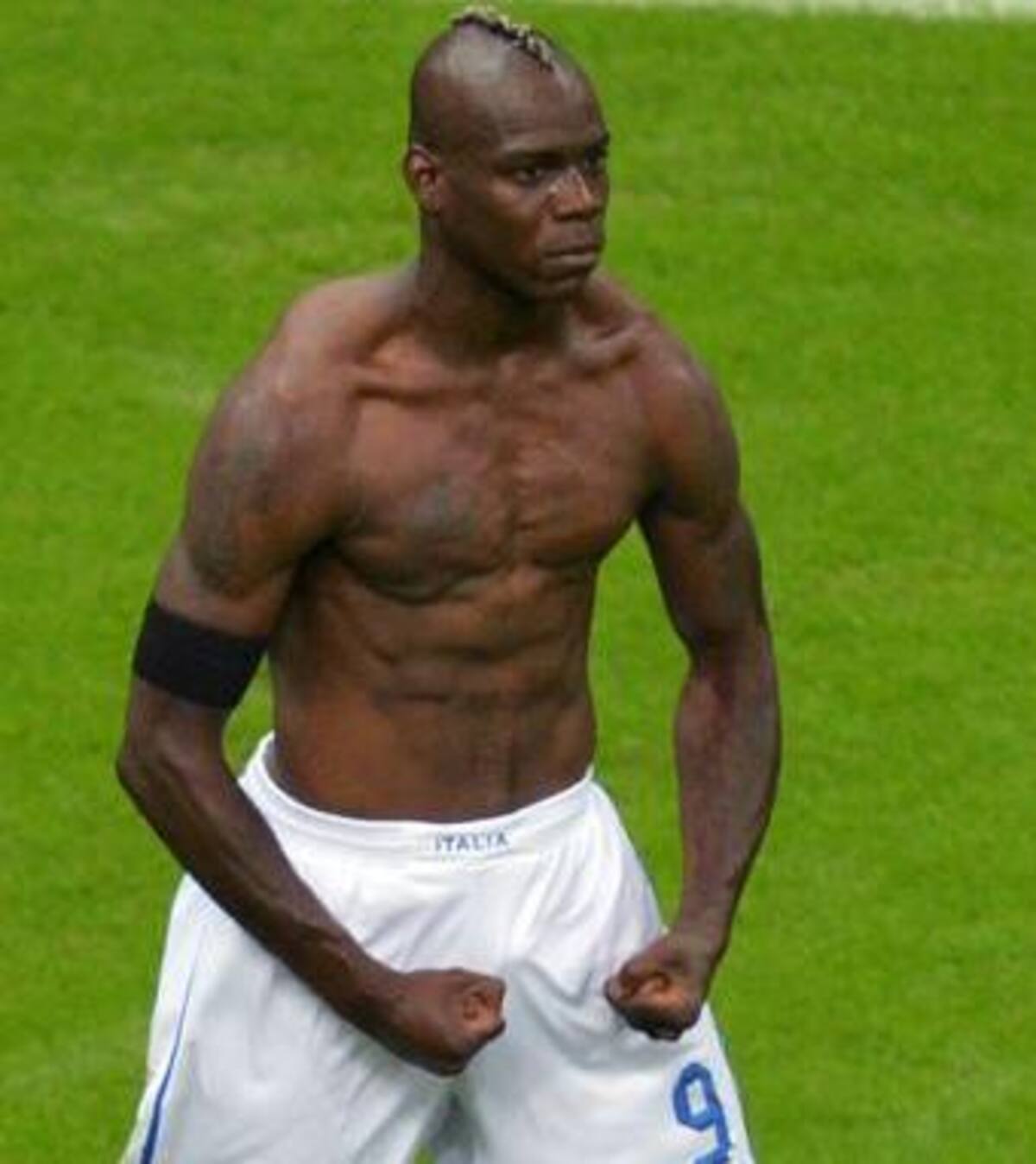 El delantero Mario Balotelli firmó con el AC Milan de su país para “relanzarse” AFP DESK