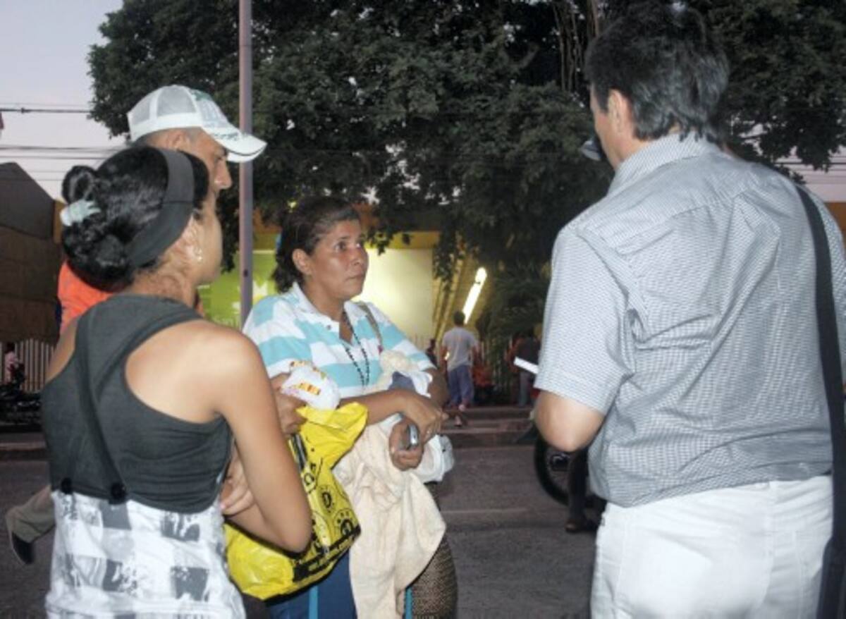 En las afueras de la Clínica Las Peñitas, familiares de Tulio Andrés Amaya Vidal, esperaban los resultados de la cirugía practicada al muchacho. EDGAR CASTILLO - EL UNIVERSAL SINCELEJO-