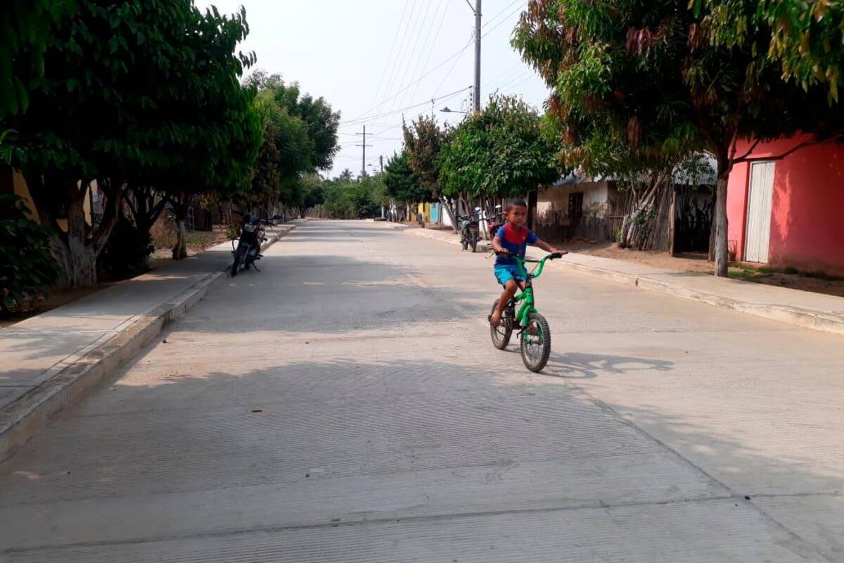 Después de 56 años pavimentan calle de Talaigua
