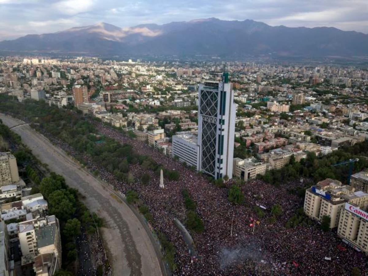 Esta es la manifestación más grande de Chile desde que cayó en 1990 el dictador Augusto Pinochet. // AP