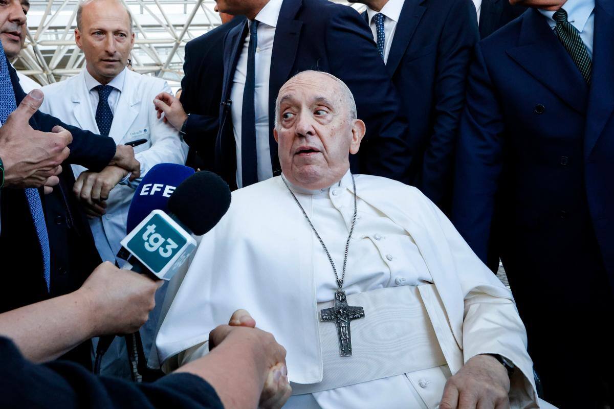 El papa afirma que sufre efectos de la anestesia y le cuesta respirar