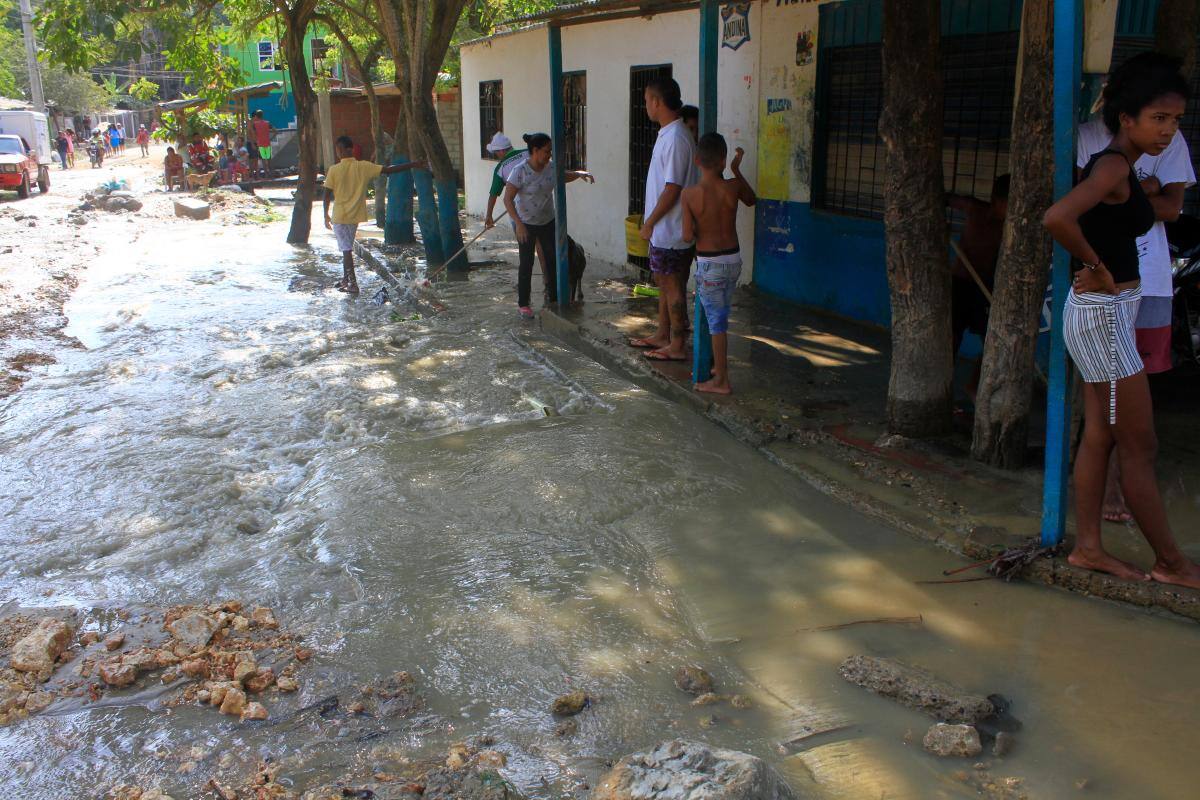 Una corriente inundó la calle principal de Henequén en la Localidad 3 de la ciudad, al suroccidente.//Julio castaño- EL UNIVERSAL