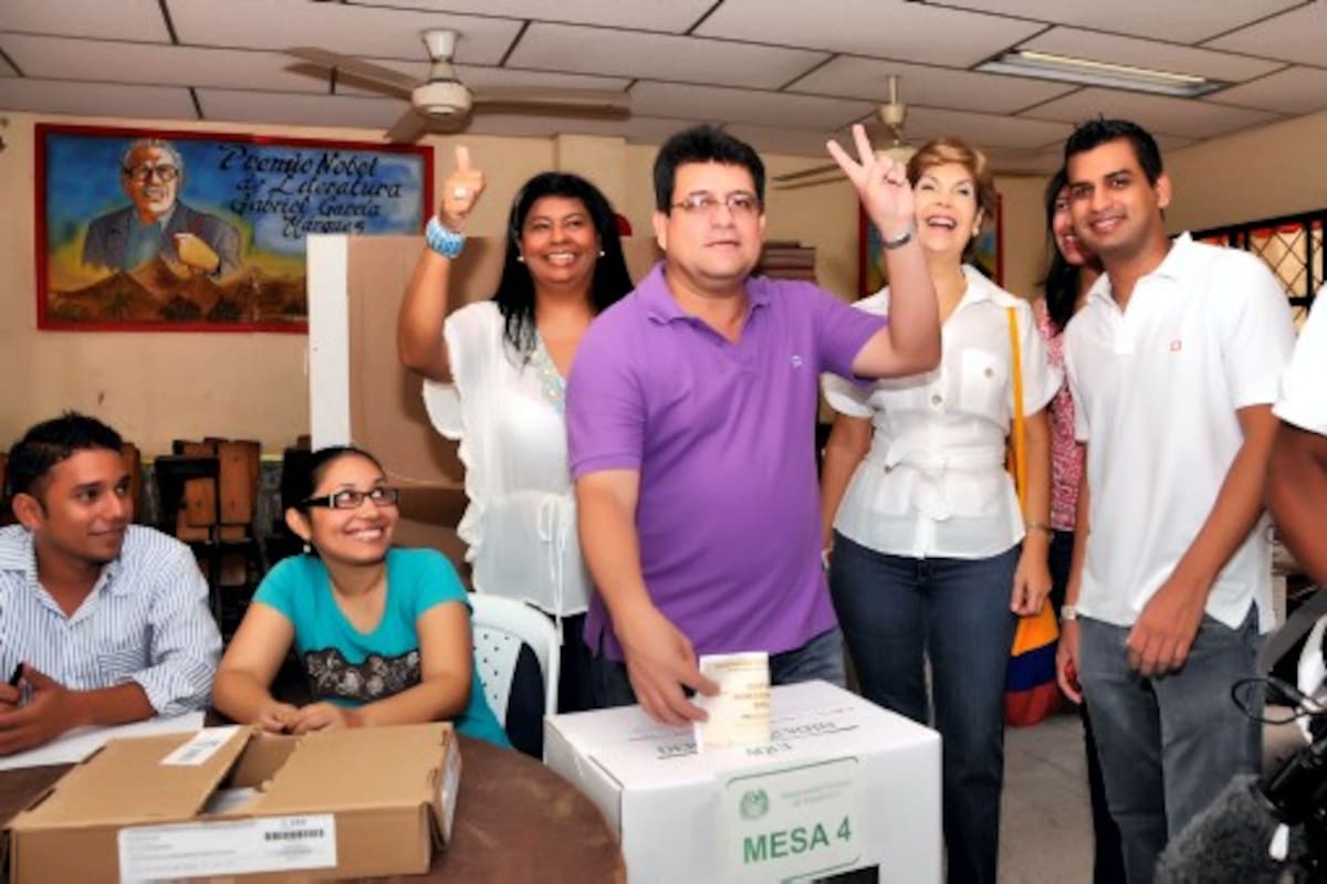 Alberto Bernal votó en la institución Ana María Pérez de Otero en El Socorro. En la foto lo acompaña la senadora Piedad Zuccardi, su esposa Patricia Novoa de Bernal y sus hijos Alberto y Yira.