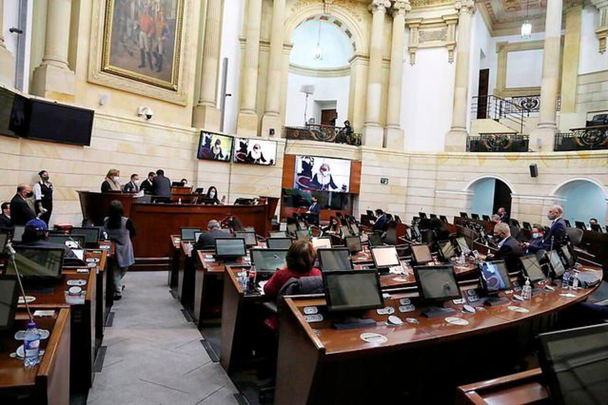 Mantienen investidura de 14 congresistas que votaron en debate de cadena perpetua