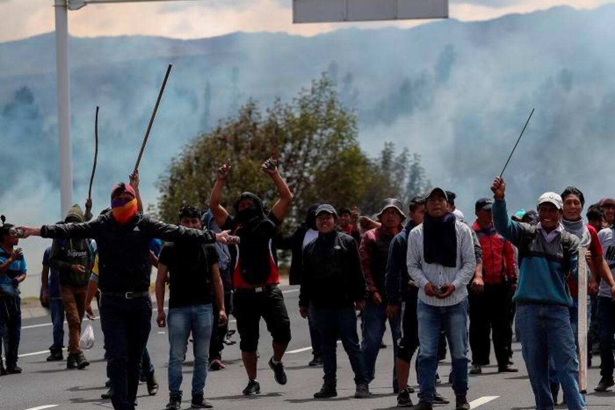 Cientos de manifestantes indígenas bloquean carreteras de Ecuador