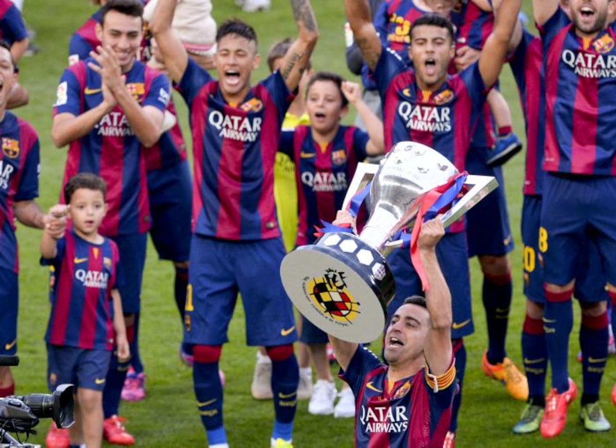 Xavi Hernández levanta el trofeo de la Liga BBVA en su partido de despedida. AFP JOSEP LAGO