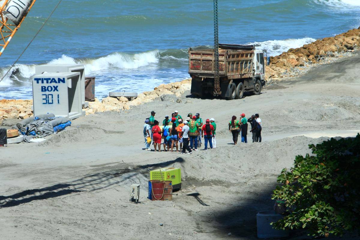 La semana pasada los servidores turísticos realizaron un plantón en la nueva playa (playa 5), entre las calles 13 y 11 de Bocagrande. // Foto: Julio Castaño - El Universal