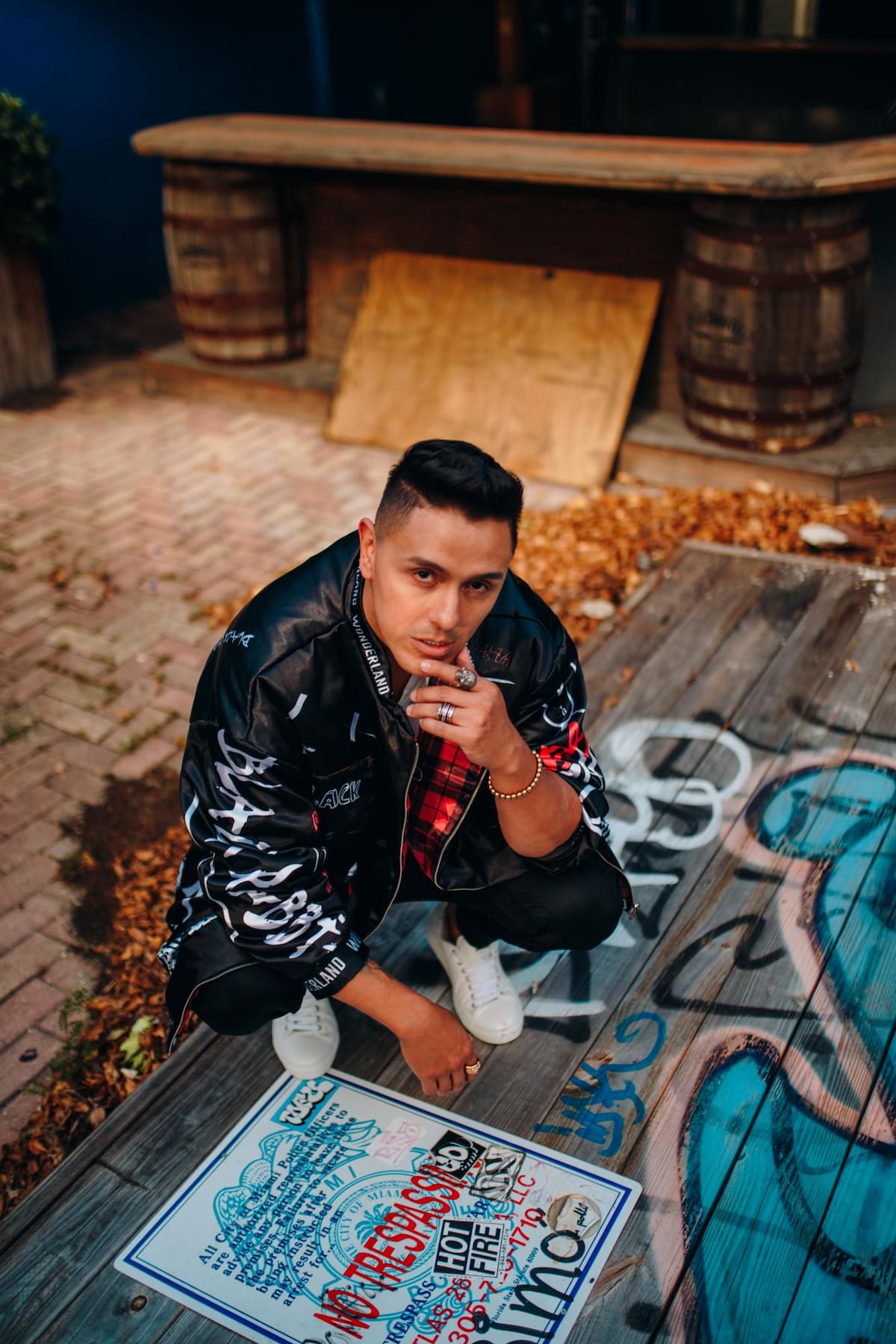 Como empresario de artistas, ya empieza su tránsito en la presentación de nuevas figuras.