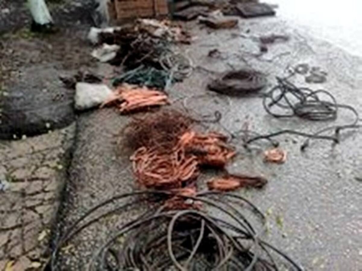 El cable robado que pretendía ser hurtado quedó como prueba contra los implicados.