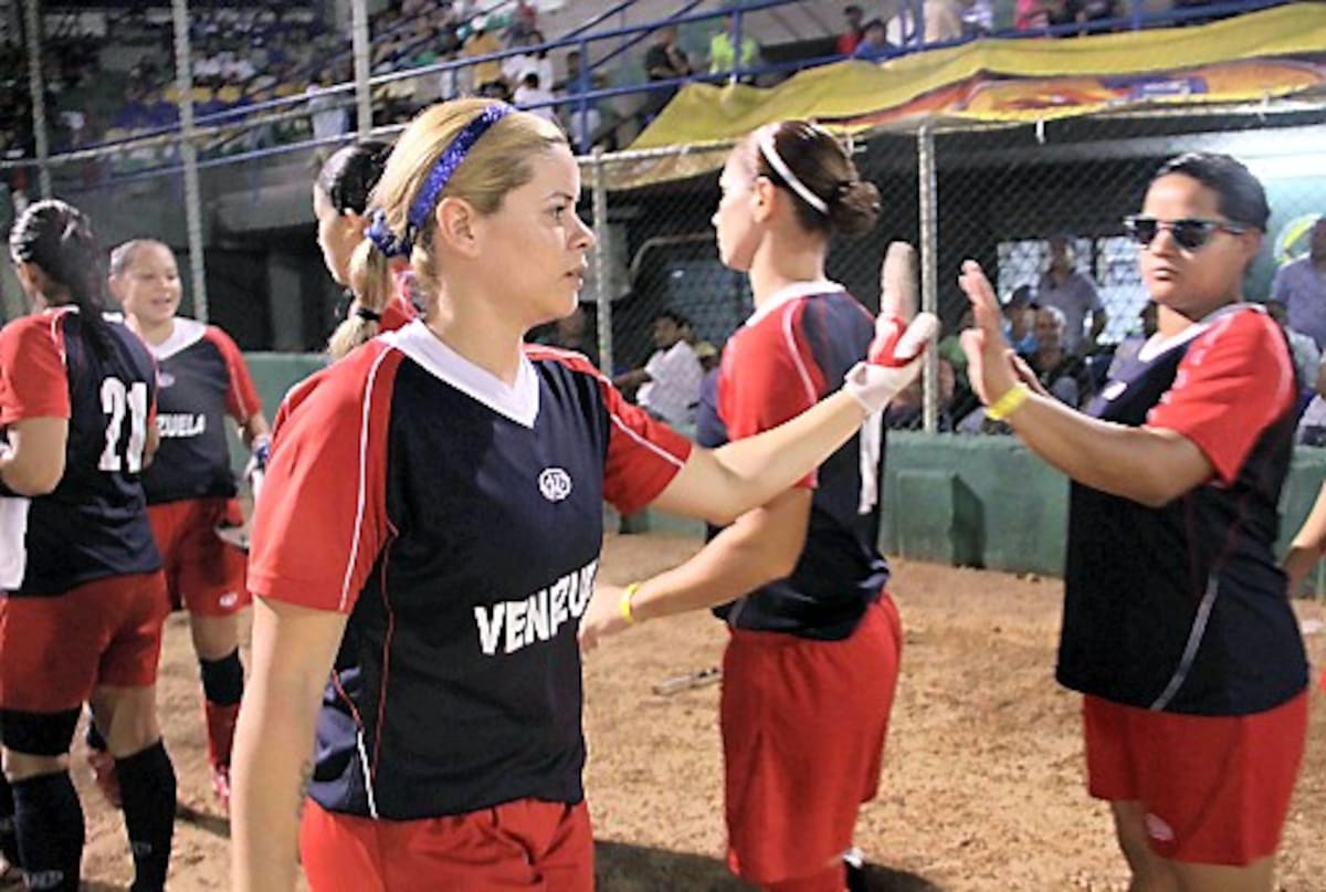 Las jugadoras de Venezuela festejan su nuevo título en el Suramericano de Sóftbol Femenino. De principio a fin fueron superiores a sus oponentes. Kailline Giraldo-El Universal