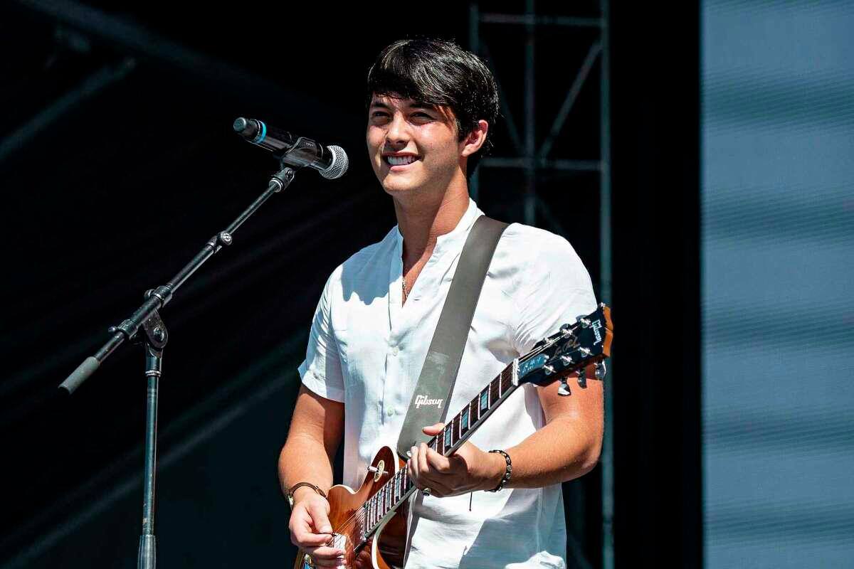 Ganador de “American Idol”, arrestado por espiar a su ex