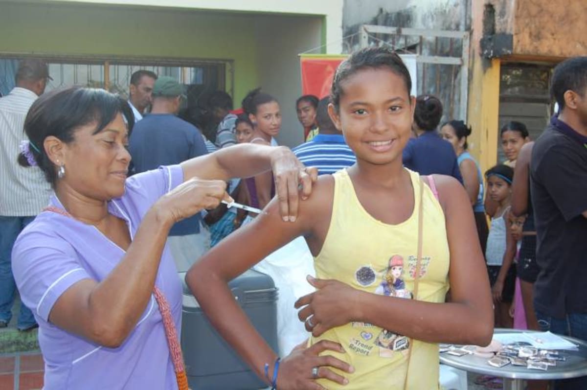 La vacunación contra el virus del Papiloma Humano (VHP) se colocó a las niñas en sus colegios. CORTESÍA