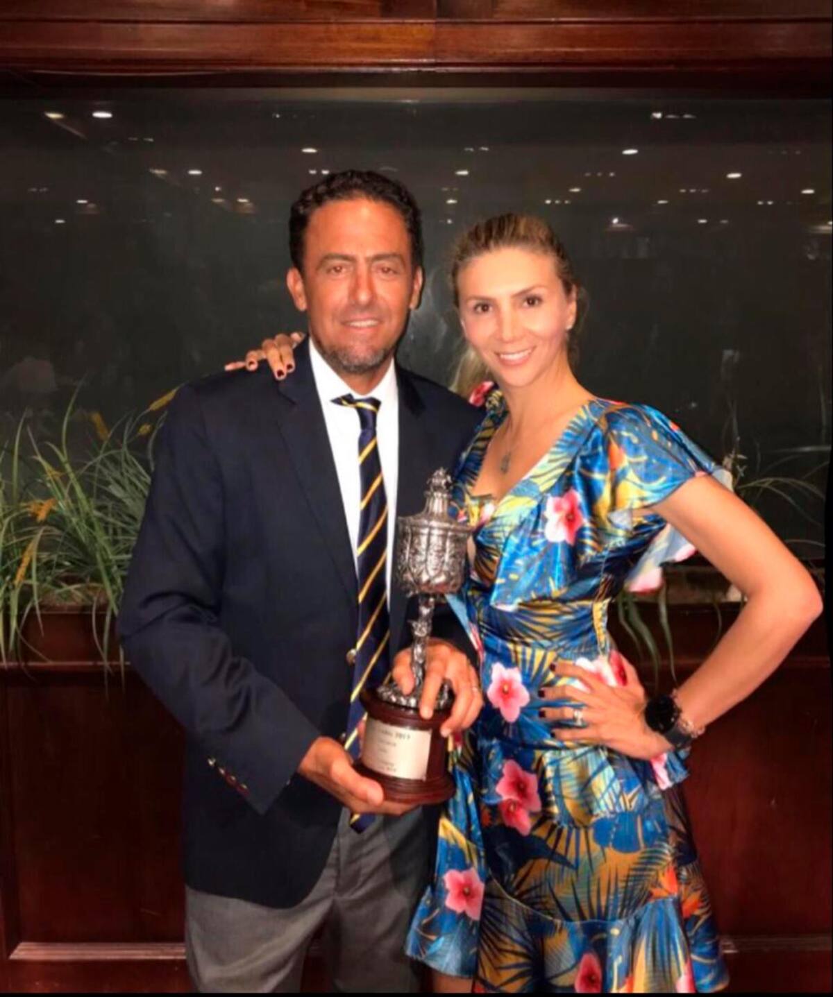 Jorge Benedetti, con el trofeo de la Copa Los Andes, y su esposa Mónica Siegert//Cortesía