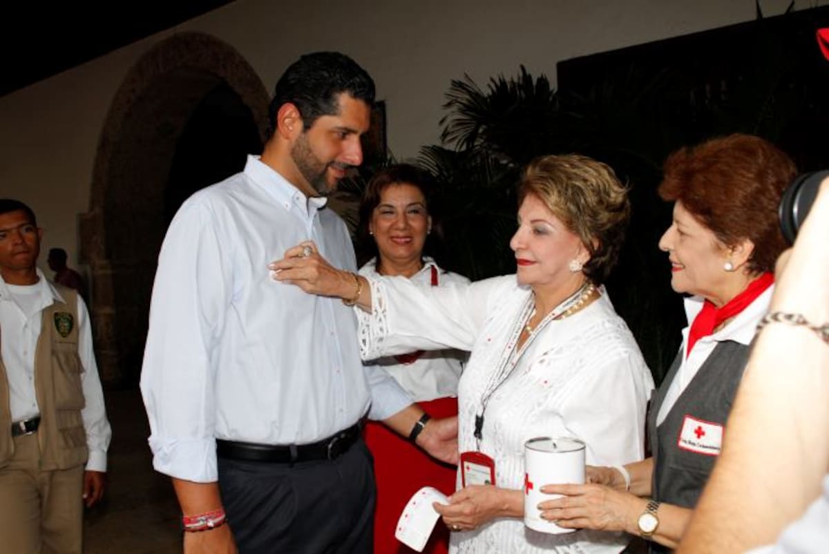 El alcalde de Cartagena, Dionisio Vélez Trujillo, recibió el distintivo del Día de la Banderita de parte de la presidenta de la Cruz Roja Colombiana seccional Bolívar, Judith Carvajal de Álvarez, tras realizar su donación. OSCAR DÍAZ ACOSTA