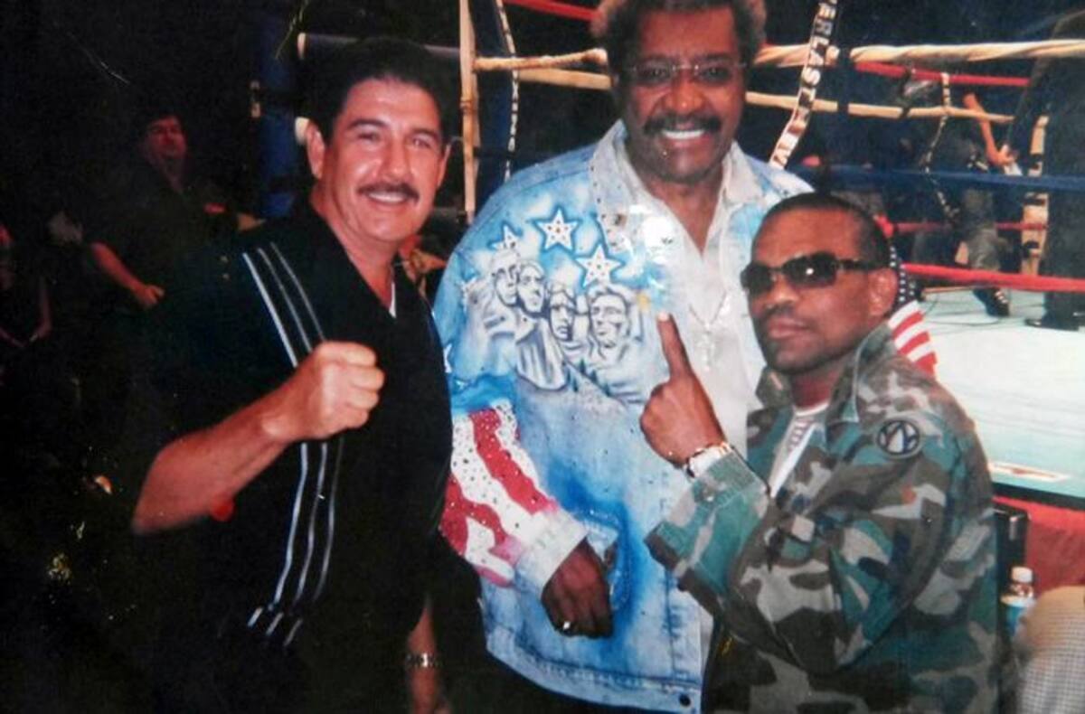 Mauricio Pastrana de camuflado entre su exapoderado Iván Feris y el promotor mundial de boxeo “Don King”. CORTESÍA/