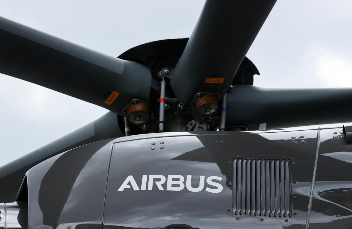 Vista hoy de un helicóptero H145 de la empresa Airbus, en el Aeropuerto Internacional El Dorado de Bogotá (Colombia). //EFE