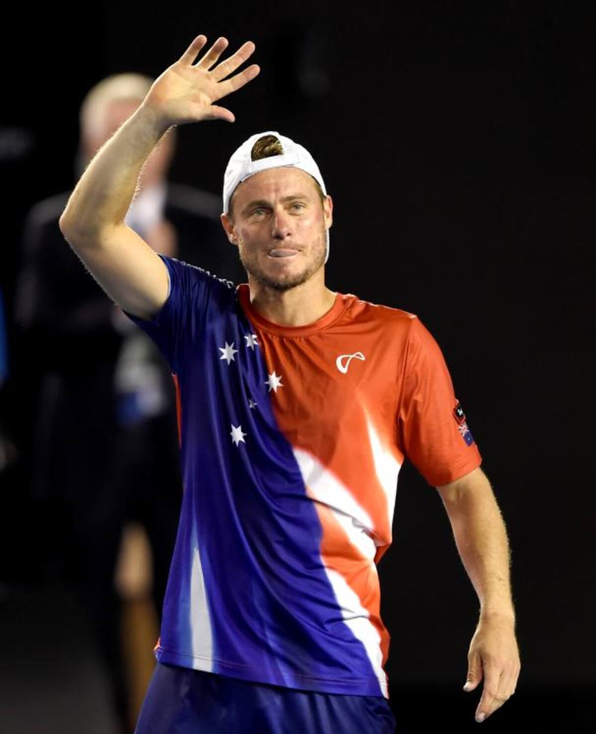 Lleyton Hewitt se despide del público en su último partido como jugador profesional. AP Andrew Brownbill