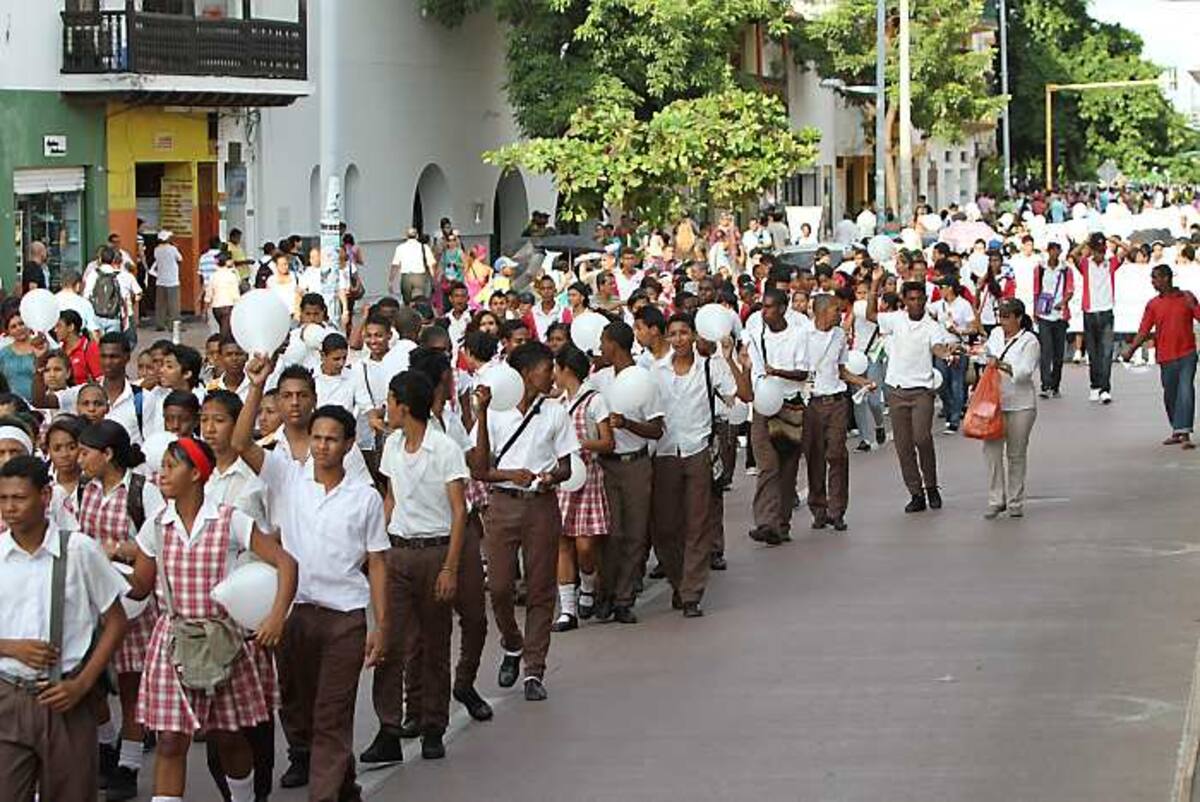 Estudiantes y padres de familia acudieron ayer en masa a una marcha que pide el regreso pronto de Tania Rodríguez. El 16 de novi-mebre pasado se hizo una marcha similar en Blas de Lezo, donde muchos de los participantes expresaron su solidaridad con relación a este hecho que consideran puede ocurrirle a cualquier familia. AROLDO MESTRE - EL UNIVERSAL
