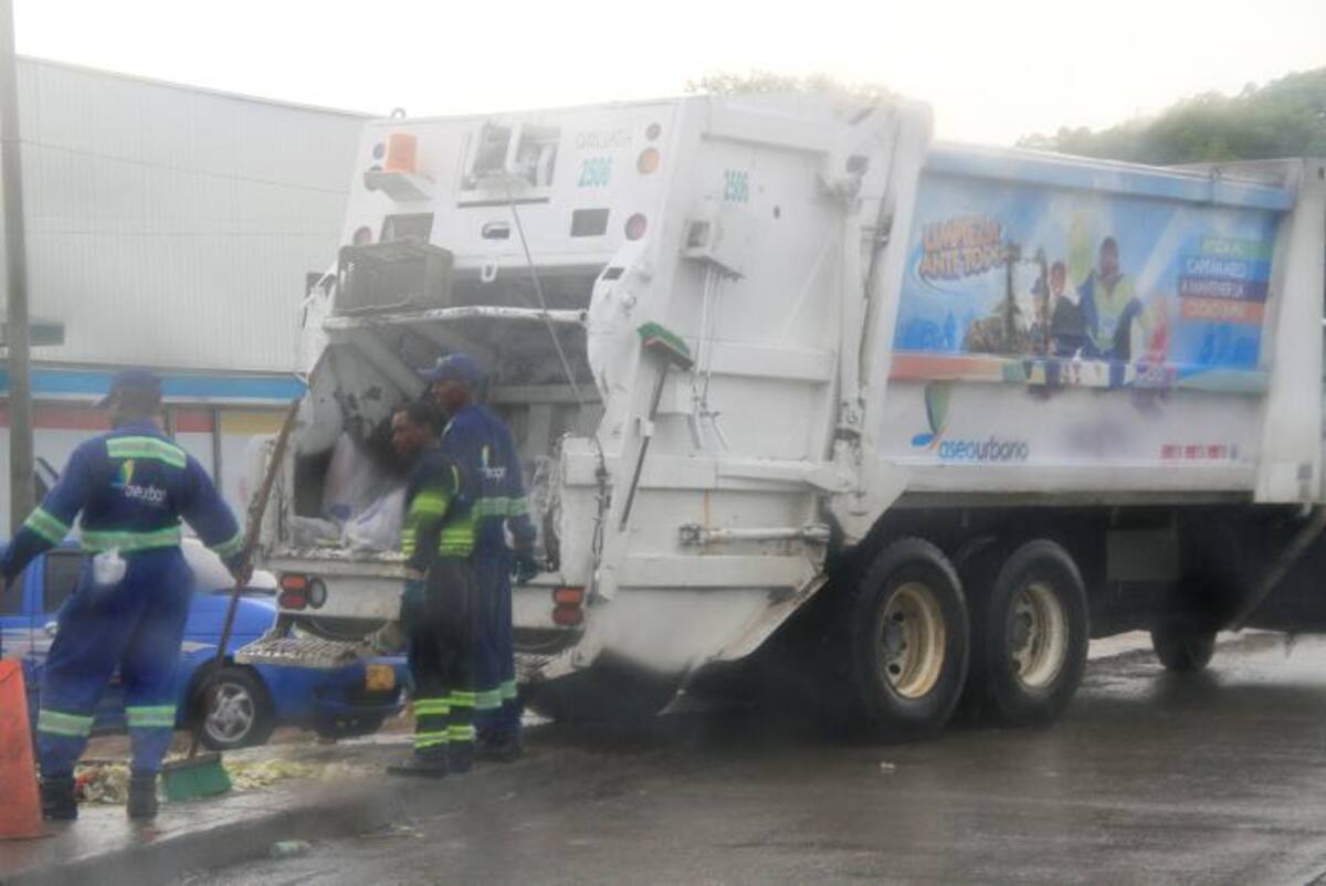 En varios puntos de la ciudad se logró captar a los camiones de las empresas de aseo haciendo la labor de recolección de basuras. // ZENIA VALDELAMAR-EL UNIVERSAL