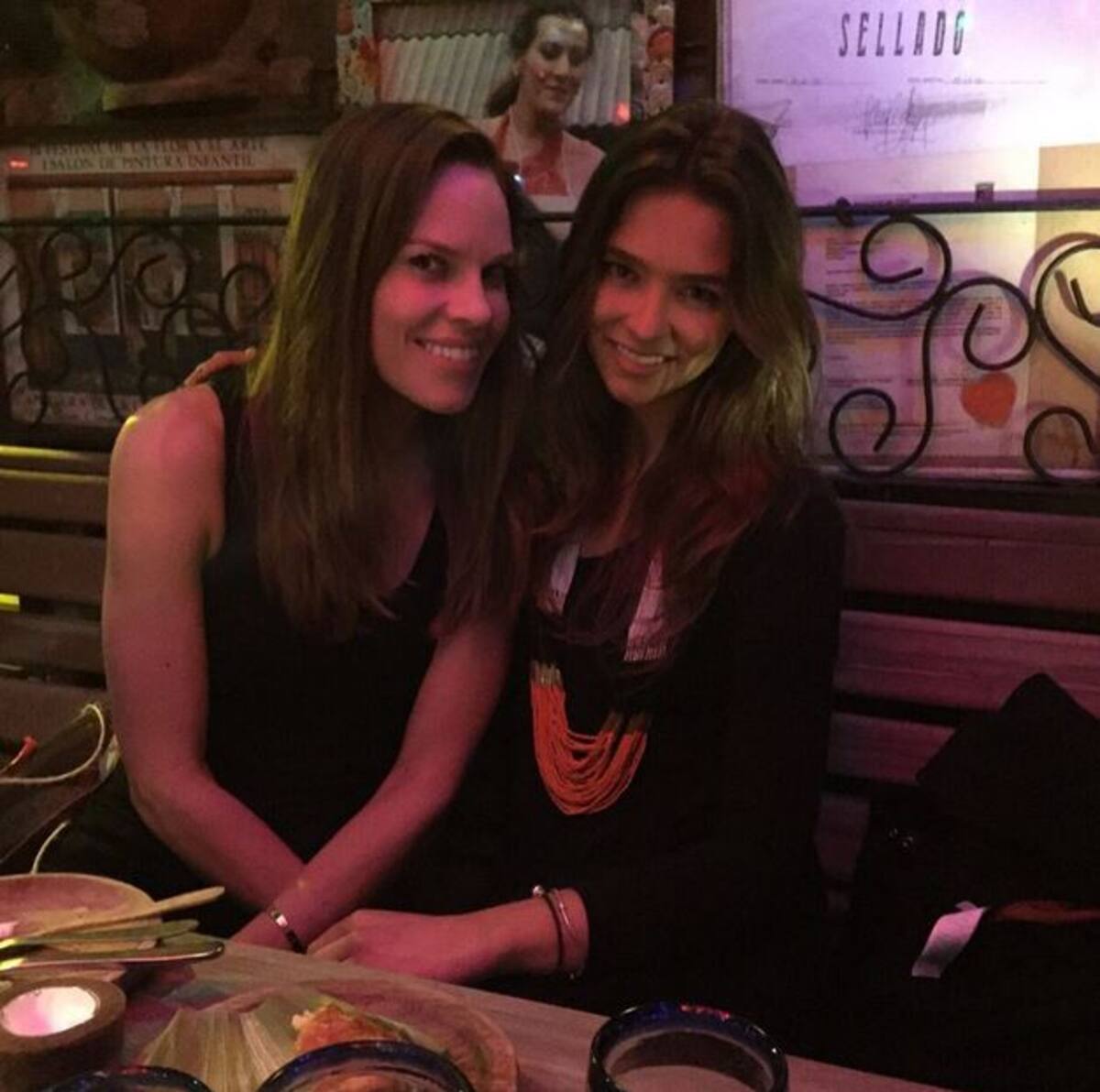 Hilary Swank y Juanita Arias. INSTAGRAM