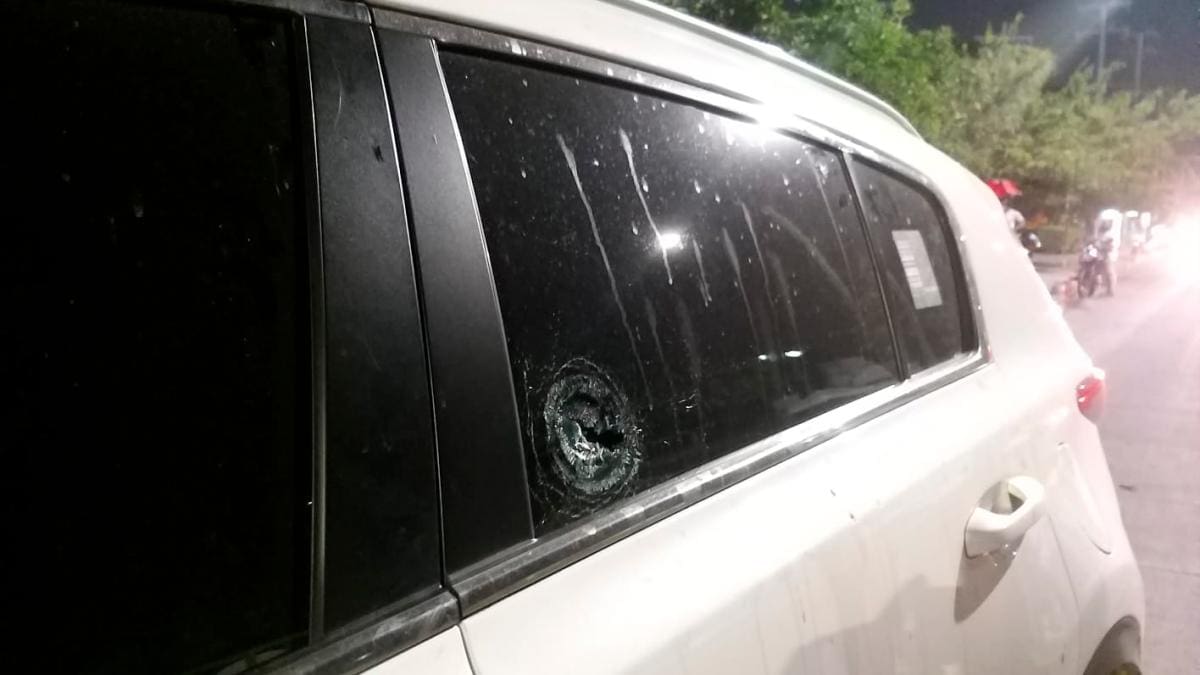 Dentro de la camioneta que conducía fue asesinado por pistoleros en moto Carlos Alberto Manjarrez, el miércoles.