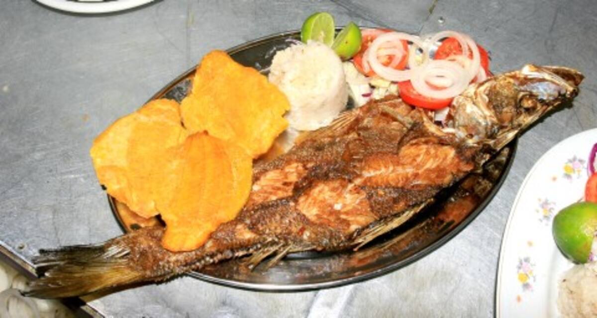 Plato típico cartagenero. Pescado, arroz, patacones y ensalada.