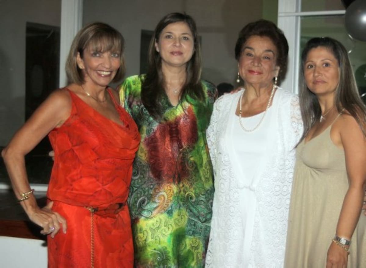 Magdalena de Sandoval, Dallys Minervini, Claudia Minervini y Sofía de Minervini.