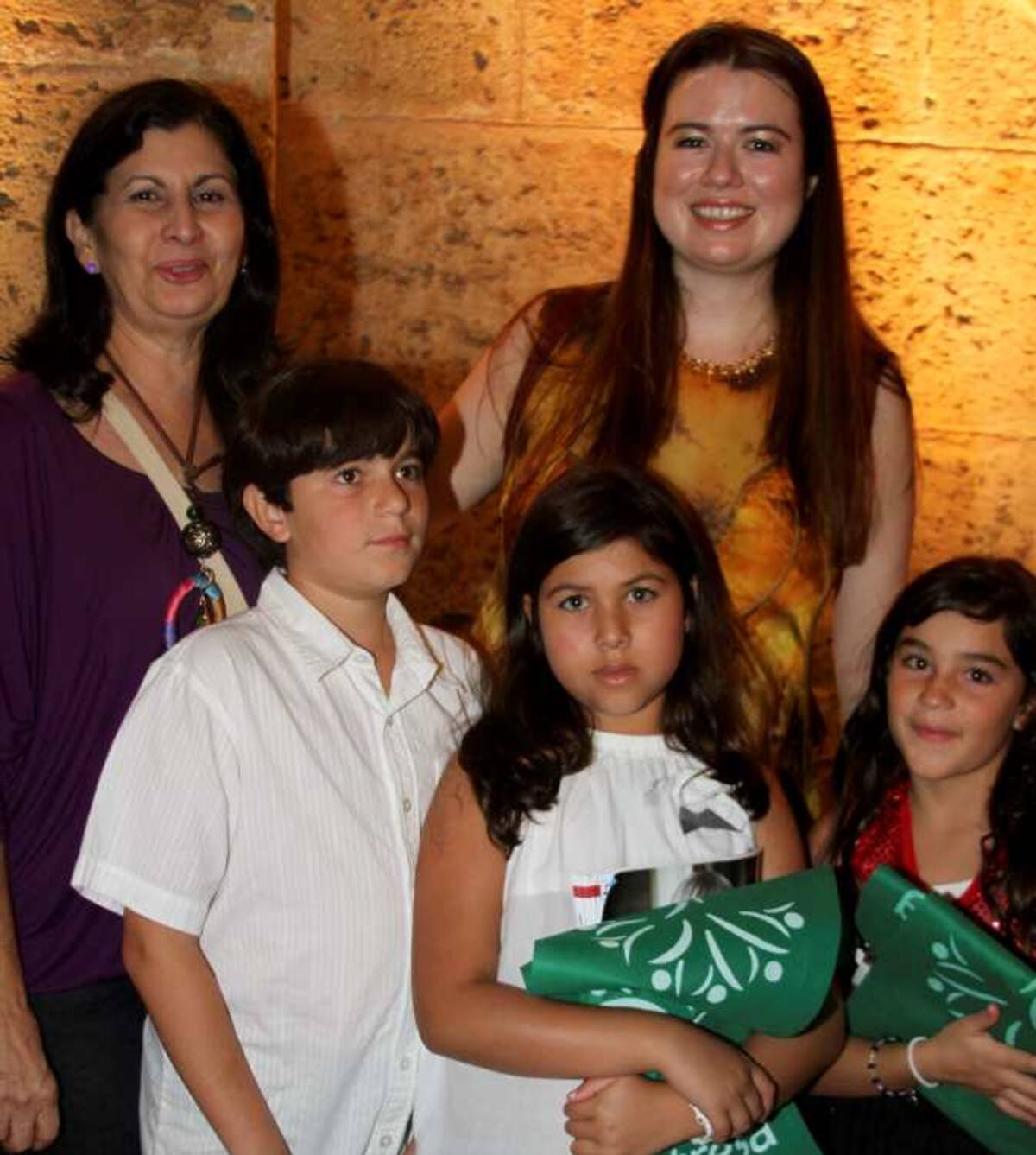 Martha de Martínez, Felipe Navas, Mariana Navas y Maria-na Rodríguez con la violinista Lara St John.