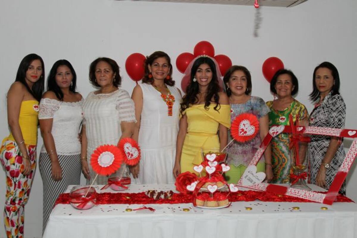Vanesa Sierra, Luz Marina Varela, Nelsy Varela, Ana Luz Guerra, Luz Marina Guerra, Evita Varela, Flor Varela y Eufemia Martelo. MARUJA PARRA - EL UNIVERSAL