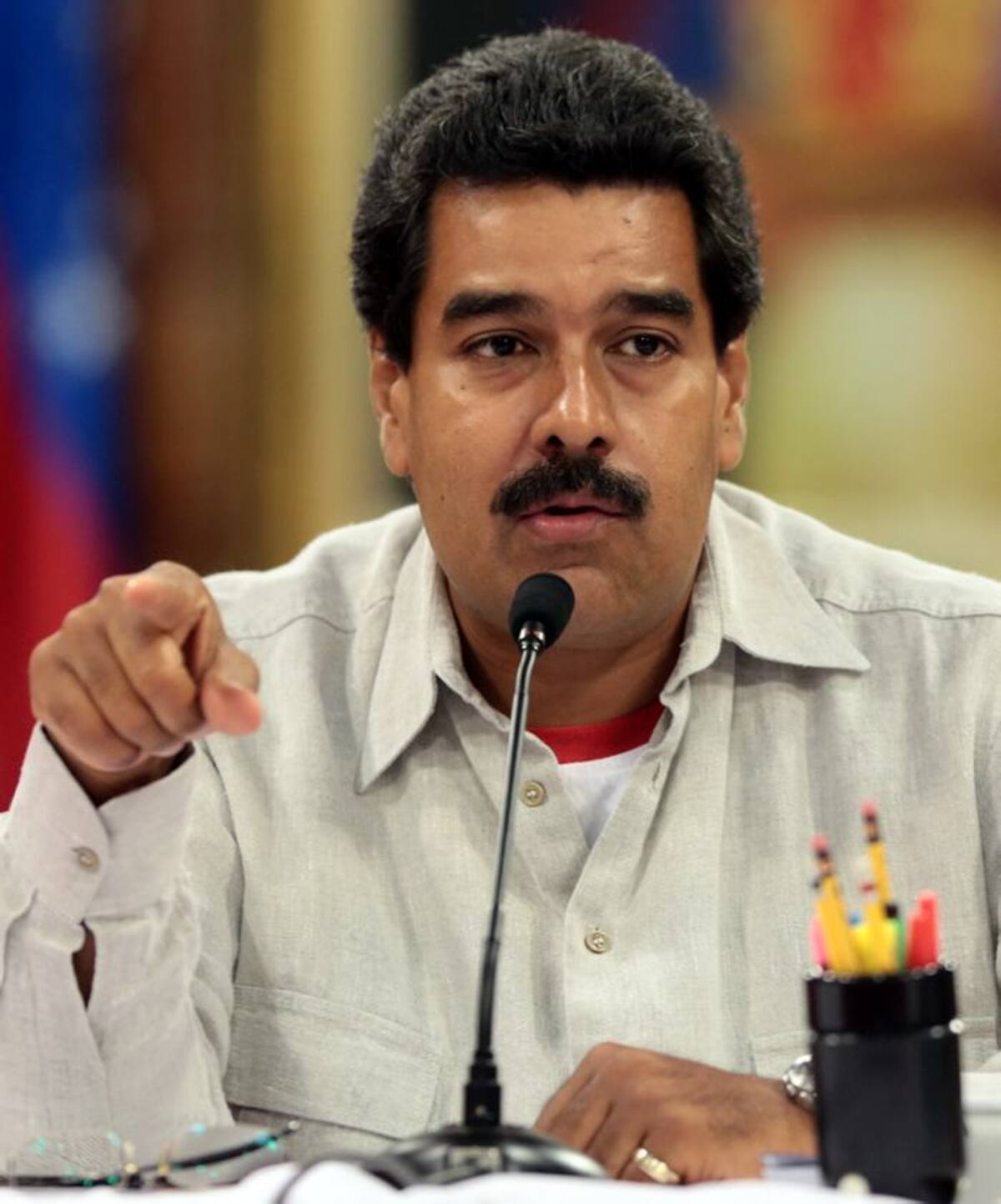 "Yo no voy a ser un presidente débil", dijo Maduro antes de partir hacia Lima, Perú, a una reunión extraordinaria del bloque Unasur que abordará la situación post electoral en Venezuela. AFP