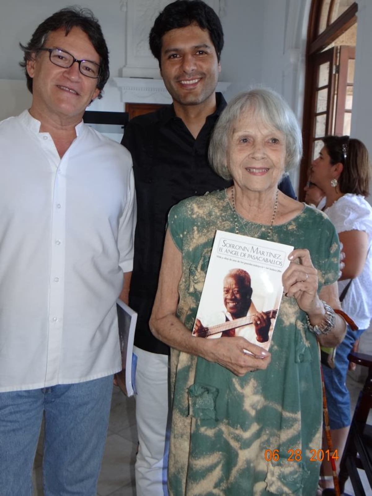 El Embajador de Colombia en Cuba Gustavo Bell Lemus, junto al autor del libro Juan Martín Fierro y la cantante cubana Marta Valdés. Cortesía