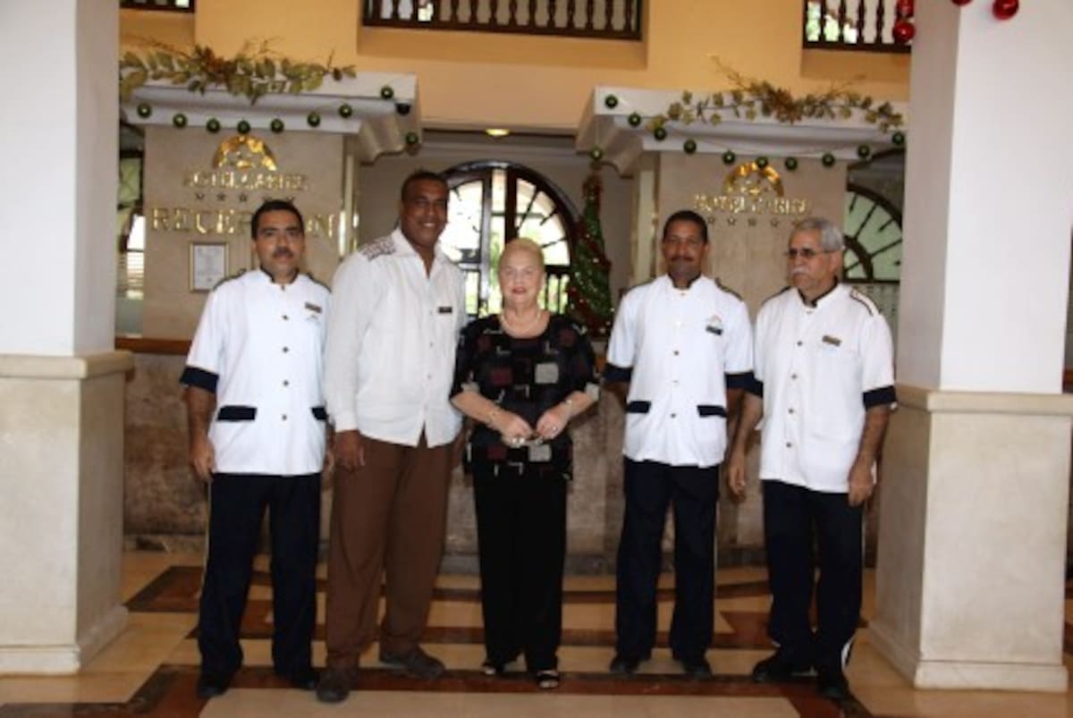 Patricia Restrepo rodeada de uno de los empleados más antiguos del Hotel Caribe: Roberto Espeleta, Enrique Ruíz, Dionisio Angulo y Rodrigo Sánchez.