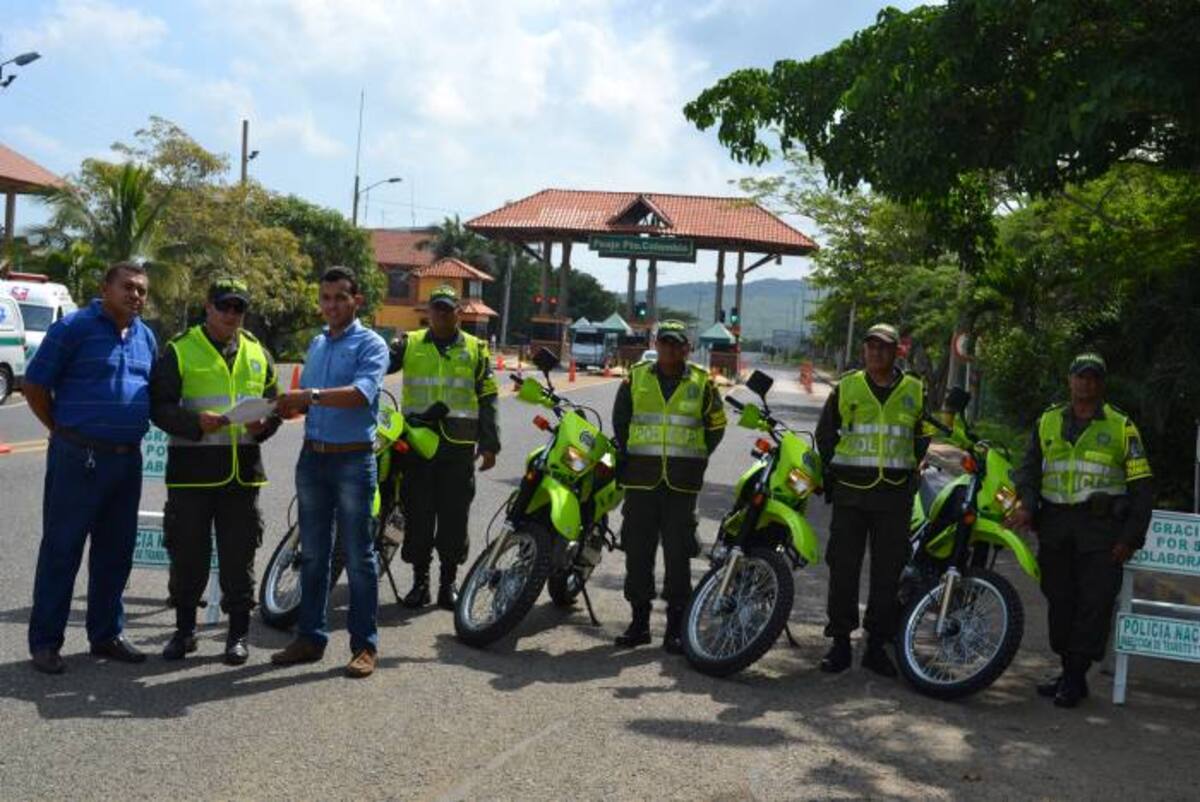 La motocicletas de alto cilindraje fueron entregadas a los comandantes de la Policía de Carreteras de Bolívar y Atlántico. CORTESÍA