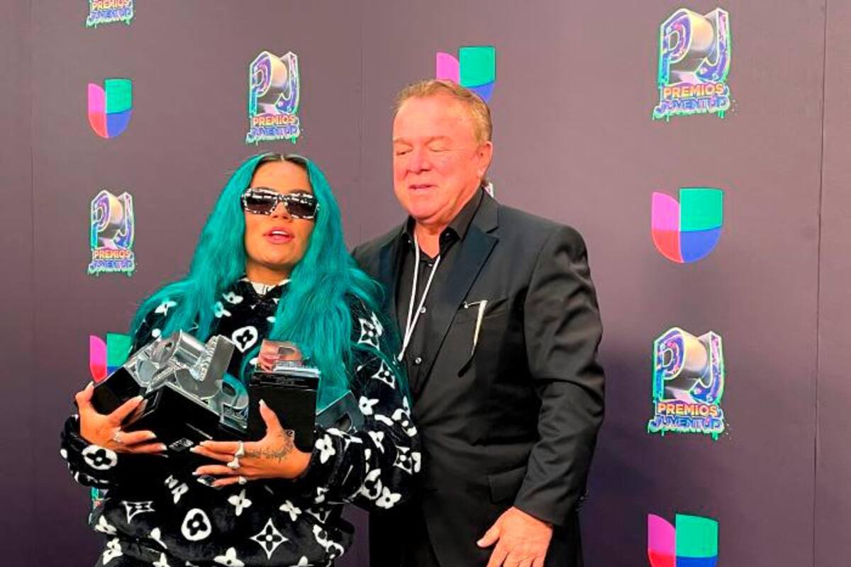 Karol G y Bad Bunny se coronan en unos Premios Juventud muy emotivos
