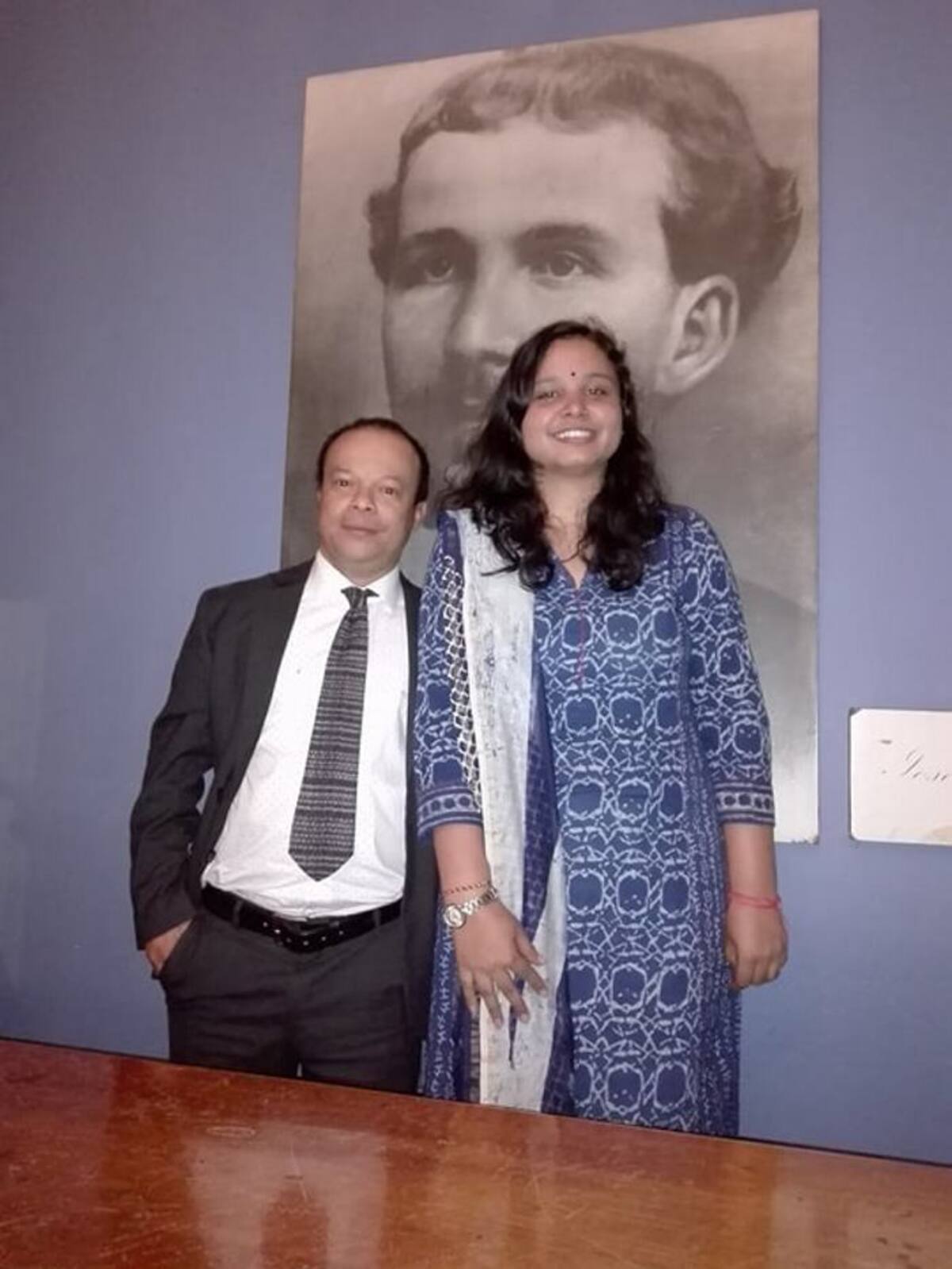 El poeta colombiano Fernando Denis con su traductora al hindi Shruti Agnihotri, en Casa Silva. Cortesía