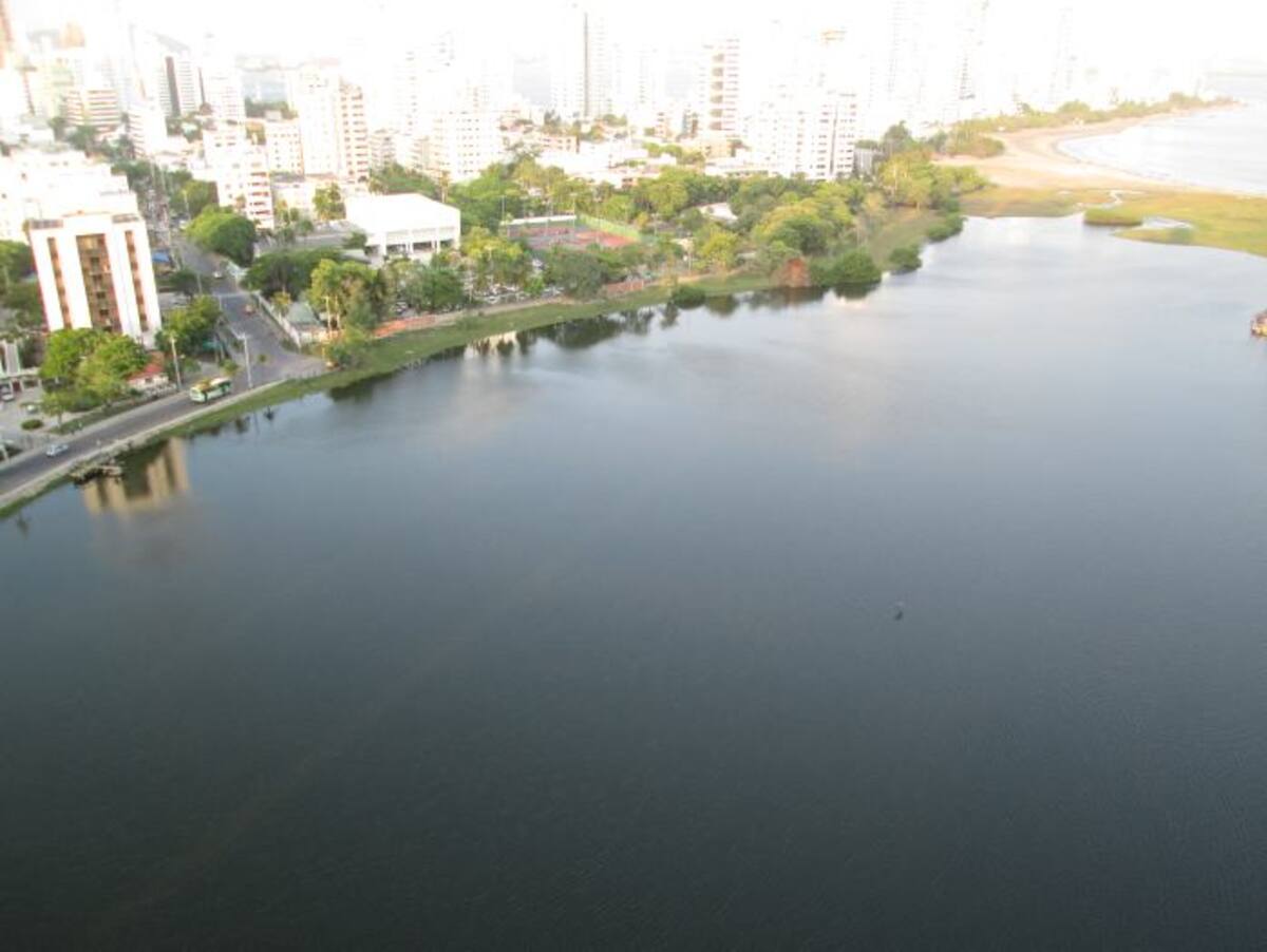 Estado actual de lo que en tiempos lejanos fuera la fluida boca de El Laguito, que interconectaba al mar con el cuerpo interno de agua, ahora ‘prisionero’. PEDRO TORRES, EL UNIVERSAL